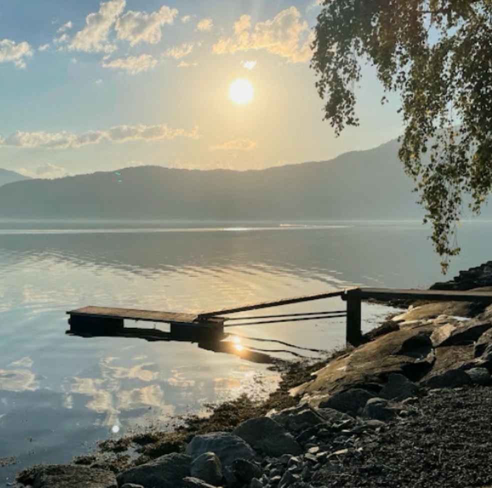 Brygga ved Innvik Fjordcamp