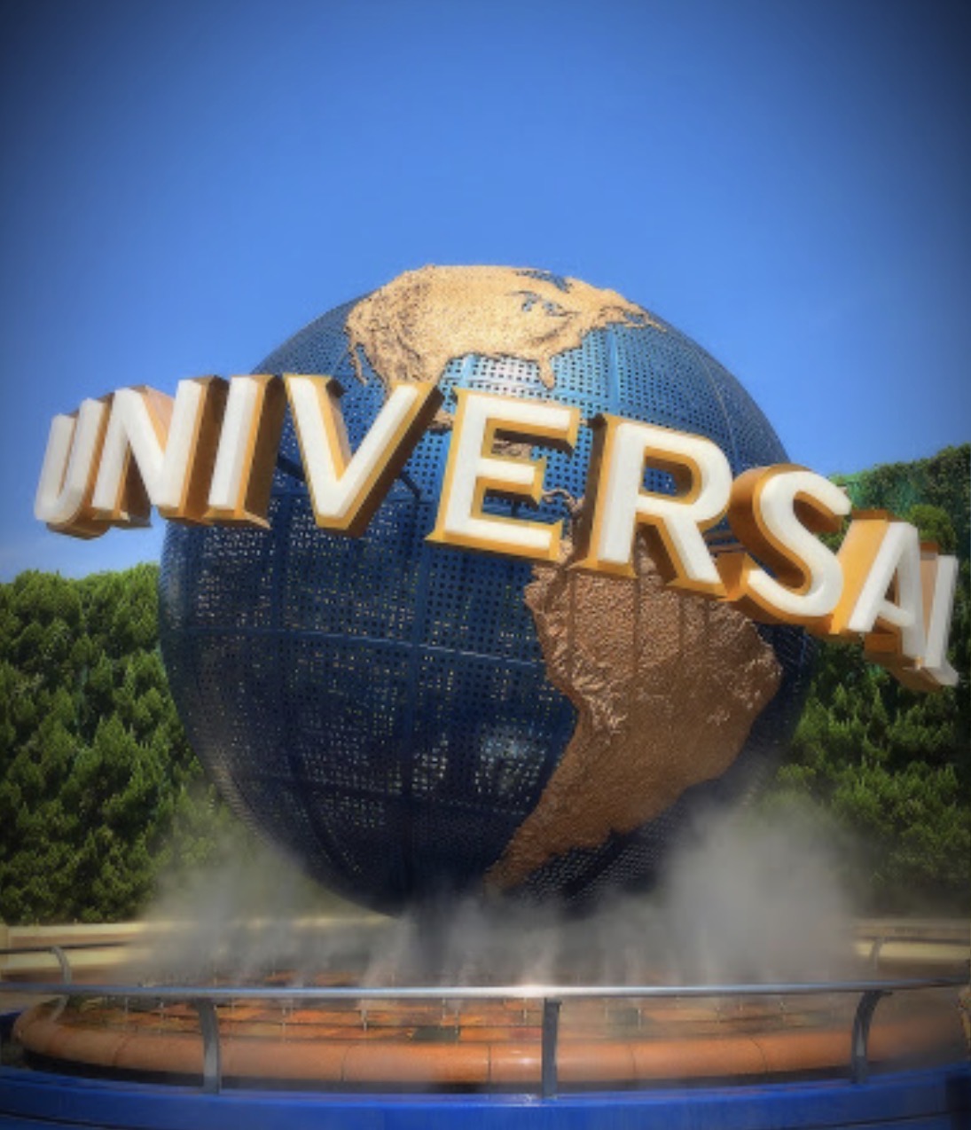 ユニバーサルスタジオジャパン前の地球のオブジェ