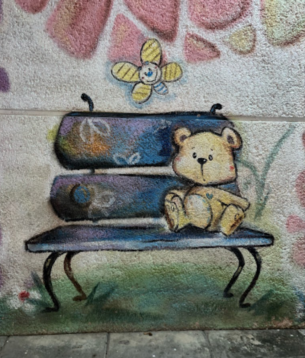 Mural de oso infantil sentado
