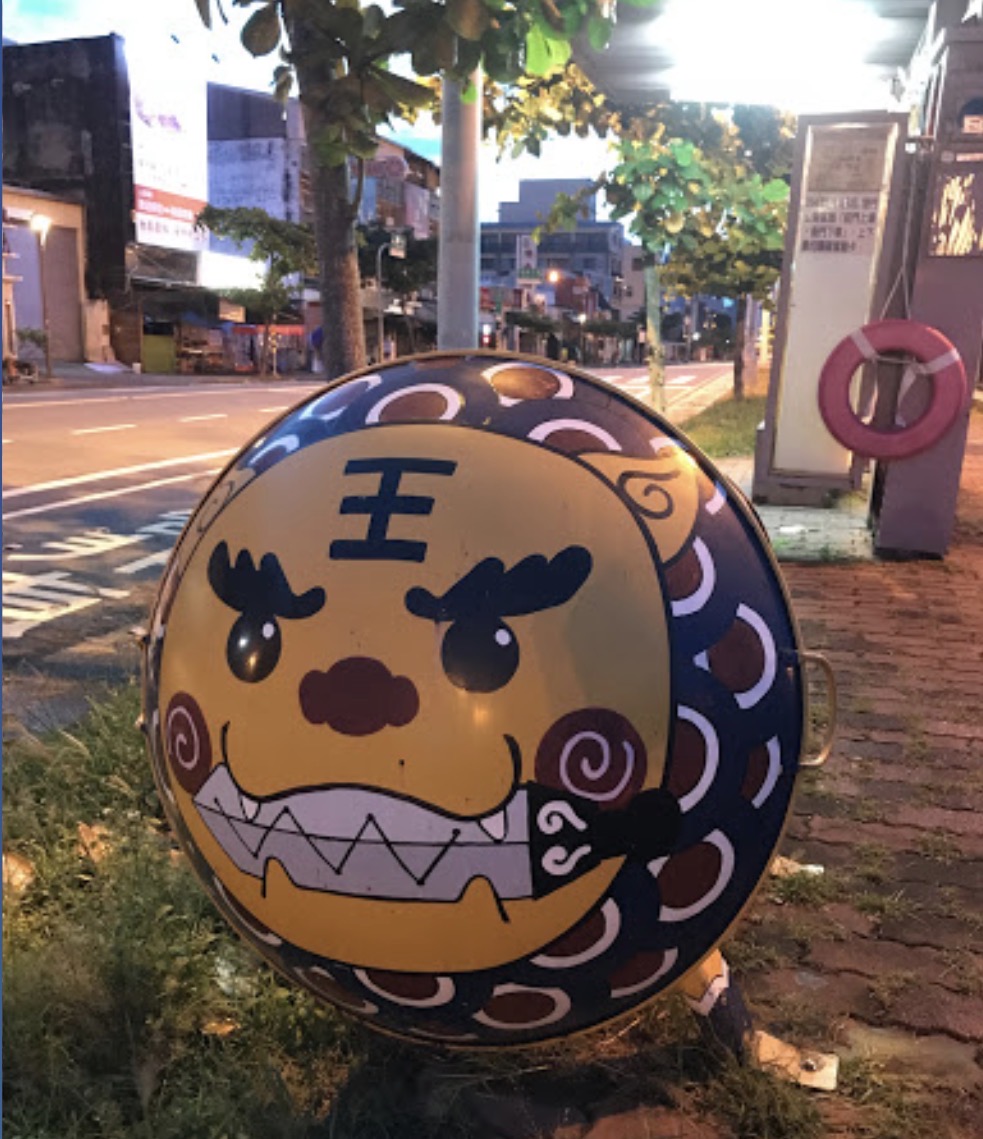 兩隻鐵桶的獅子