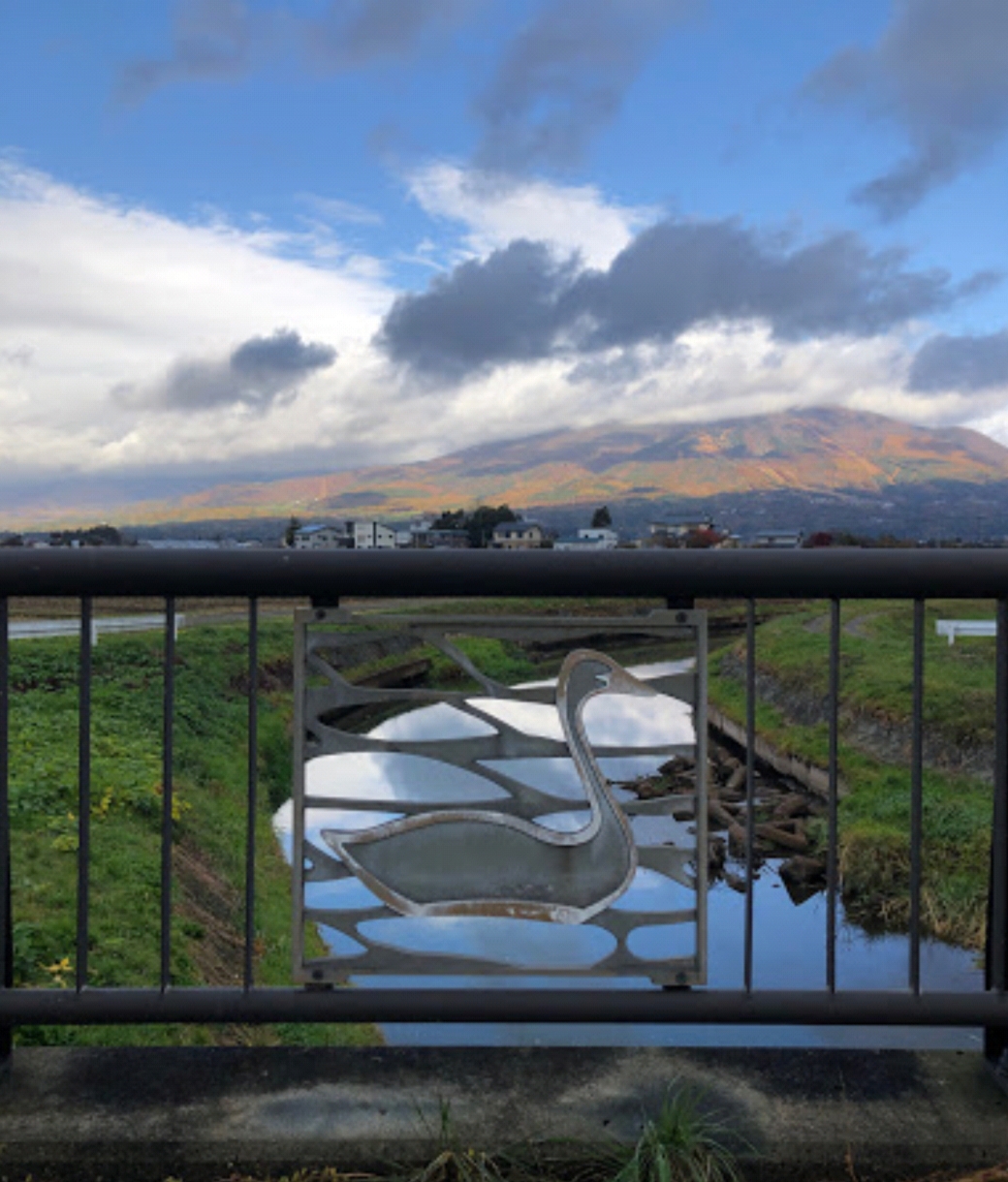 白鳥橋のレリーフ