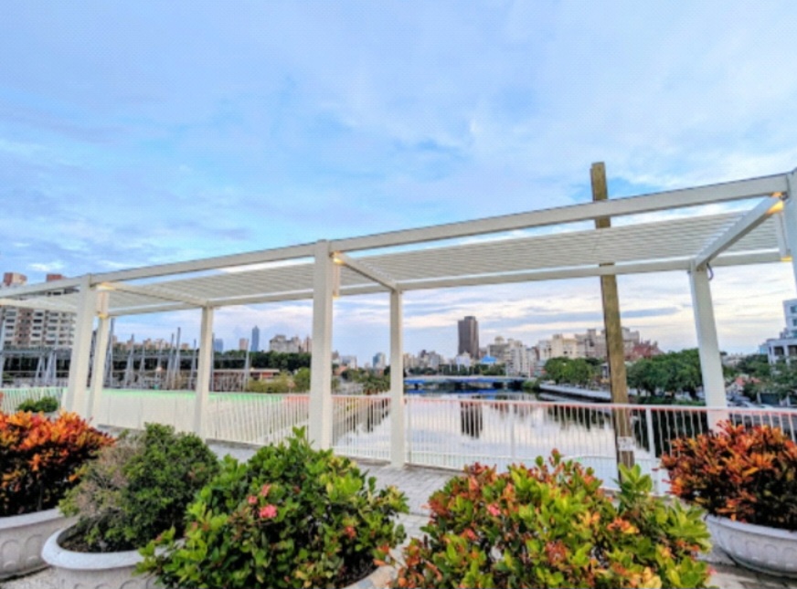 橋上白色休憩亭