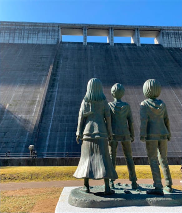 進撃の巨人エレン・ミカサ・アルミン像